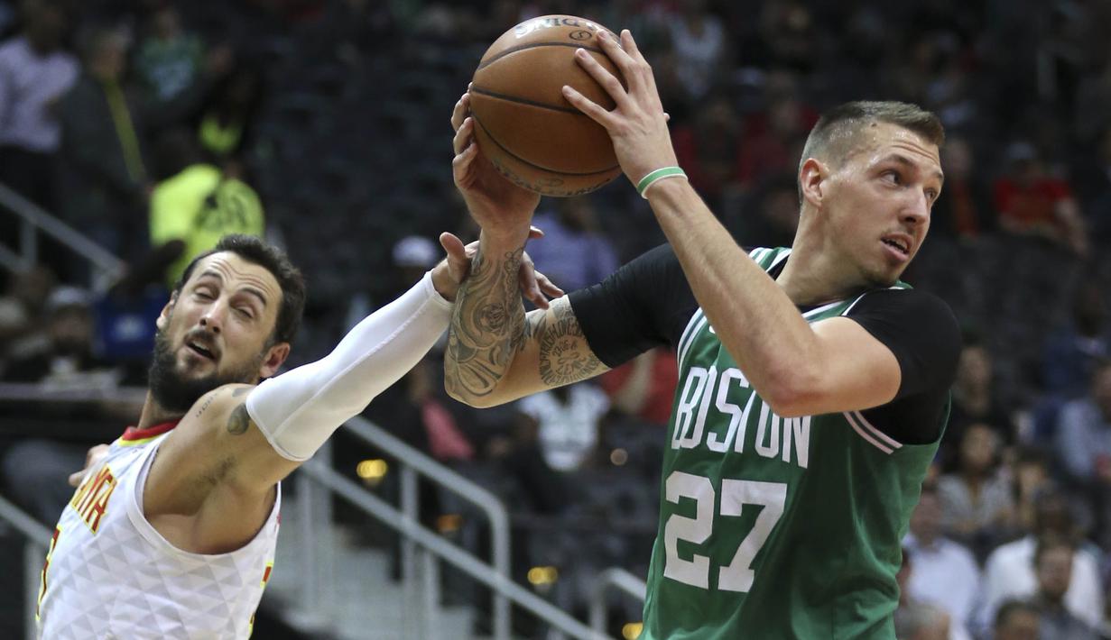 Pebasket Boston Celtics, Daniel Theis, menghindari kejaran pebasket Atlanta Hawks, Marco Belinelli, pada laga NBA di Philips Arena, Atlanta, Senin (6/11/2017). Hawks kalah 107-110 dari Celtics. (AP/John Bazemore)