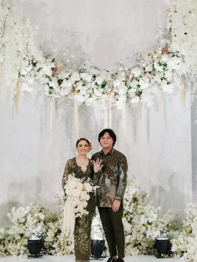 Rizky Febian dan Mahalini tampak sangat bahagia di momen acara tunangan keduanya