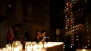 Sejumlah wisatawan menikmati keindahan lilin - lilin saat digelarnya festival Birgu di Malta, Sabtu (10/10/2015). Selama berlangsungnya festival, tidak diperbolehkan menyalakan lampu dan hanya diterangi oleh berbagai jenis lilin. (REUTERS/Darrin Zammit) 	