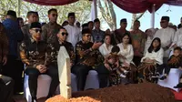 Presiden RI ke-6 Susilo Bambang Yudhoyono (SBY) beserta keluarga bersiazah ke makam almarhumah Ani Yudhoyono di Taman Makam Pahlawan (TMP) Kalibata, Jakarta. (Medeka.com/Nur Habibie)