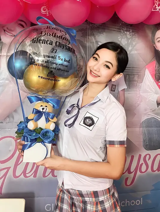 Penampilan Glenca mengenakan seragam SMA pun tampak menggemaskan. Memakai riasan natural dan gaya rambut cepol, membuatnya tampak rapi dan cocok berperan sebagai murid teladan. Acara semakin meriah dengan dekorasi balon dan pernak-pernik merah dan biru. (Liputan6.com/IG/@glencachysaraofficial)