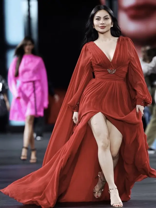 Inspirasi Pakaian Merah dari Ariel Tatum, credit: (@arieltatum)