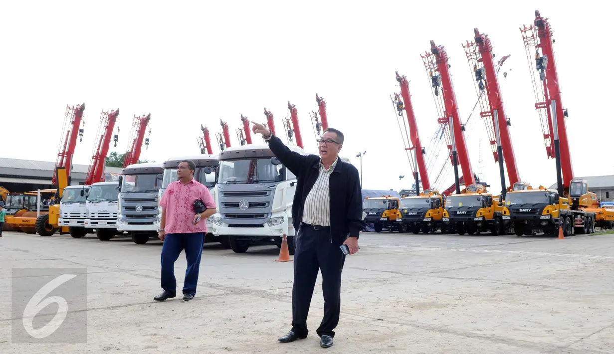 Ceo PT Jimac perkasa Benny Kurniajaya (kanan) dan Direktur PT Jimac Perkasa Ferry Noor menunjukan lahan di Kemayoran, Jakarta, (22/3). Pihaknya membayar sewa lahan seluas 33592 m2 tersebut selama 16 tahun sebesar 3 milyar. (Liputan6.com/Helmi Afandi)