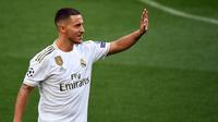 Gelandang Real Madrid, Eden Hazard, menyapa suporter saat perkenalan dirinya di Stadion Santiago Bernabeu, Madrid, Kamis (13/6). Dirinya didatangkan Madrid dari Chelsea dengan kontrak lima musim. (AFP/Gabriel Bouys)