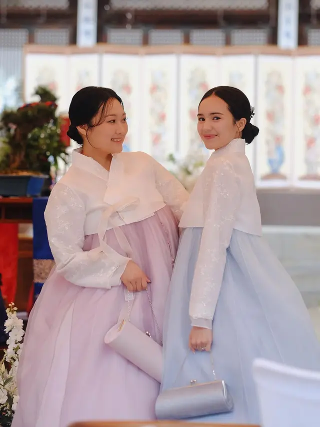 8 Potret Beby Tsabina Hadiri Pernikahan Calon Kakak Ipar di Korea, Tampil Menawan