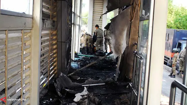 Eksekusi Lahan Ricuh, Halte Transjakarta Buaran Dibakar Warga