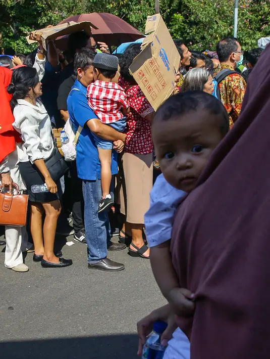 <p>Warga mengantre di kawasan Silang Monas, untuk mengikuti Open House Jokowi di Istana Kepresidenan, Jakarta Rabu (5/6/2019). Antrean warga sejak pagi hari terlihat mengular hingga lebih dari 20 meter di pintu sebelah barat Monas. (Liputan6.com/HO/Grandy)</p>