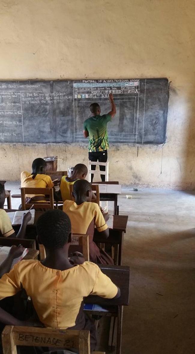 Owura menggambar layar komputer di papan tulis karena tidak ada komputer di sekolahnya/copyright viral4real.com