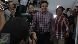 Calon wakil Gubernur DKI Jakarta Djarot Saiful Hidayat tersenyum saat tiba di Reskrimum Polda Metro Jaya, Jakarta, Senin (21/11). Djarot diperiksa sebagai saksi atas kasus penolakan kampanye di Kembangan Utara. (Liputan6.com/Gempur M Surya)