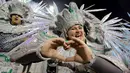 Peserta dari sekolah tari Vila Maria saat memamerkan aksi mereka menggunakan kostum unik untuk memeriahkan Karnaval Tahunan Brasil di Sao Paulo (5/2). (REUTERS/Paulo Whitaker)