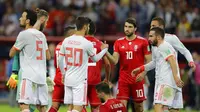 Pemain Timnas Iran, Saeid Ezatolahi, terduduk di lapangan setelah timnya kalah 0-1 dari Spanyol pada Piala Dunia 2018, Kamis (21/6/2018). (AP Photo/Sergei Grits)