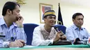 Budi Imam pemilik Fresh Laundry (tengah) bersama Dirjen HAM Kemenkumham, Mualimin Abdi, melakukan pertemuan di kantor Dirjen HAM, Jakarta, Senin (10/10). Pertemuan terkait gugatan Dirjen HAM  kepada pemilik laundry kiloan itu. (Liputan6.com/Helmi Afandi)