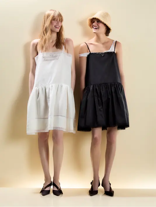 Perpaduan dua realitas ini mencerminkan kontras dalam desain busana yang ditampilkan: gaya kasual berpadu dengan elegansi, busana formal berdampingan dengan kesan santai, tailoring khas kota bertemu dengan pakaian renang. Hasilnya adalah berbagai bentuk hibrida dan fusi yang menjadi karakter kuat Prada.