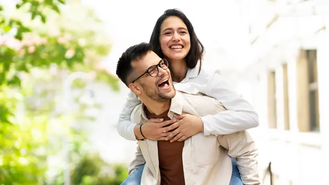 pasangan cinta bahagia