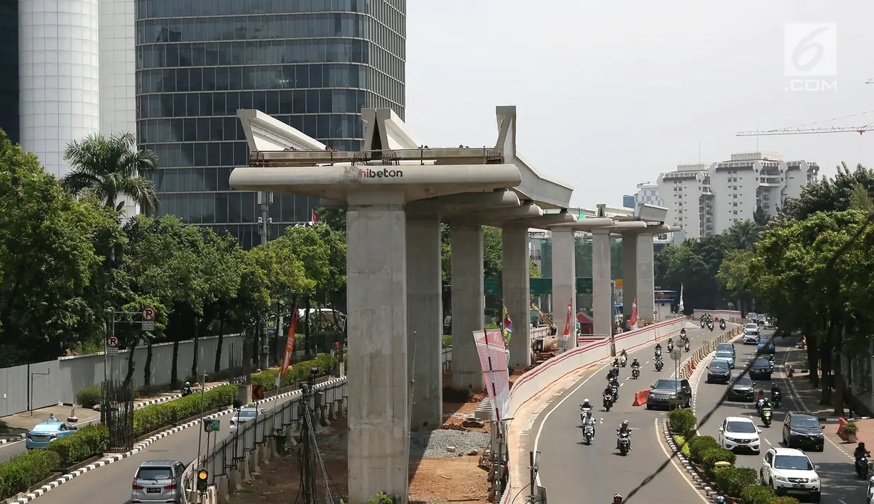 Jajaran tiang  beton proyek LRT di Jakarta, Kamis (6/9). Melemahnya nilai tukar rupiah terhadap dolar AS berdampak terhadap proyek infrastruktur. (Merdeka.com/Imam Buhori)