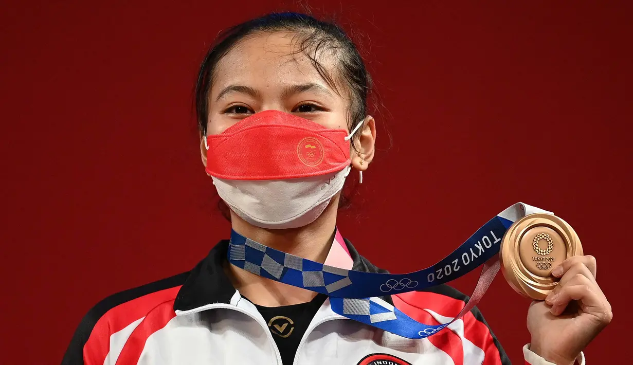 Bukan hanya medali perdana Indonesia, ini juga medali pertama untuk Windy Cantika pada ajang Olimpiade. (Foto: AFP/Vicenzo Pinto)
