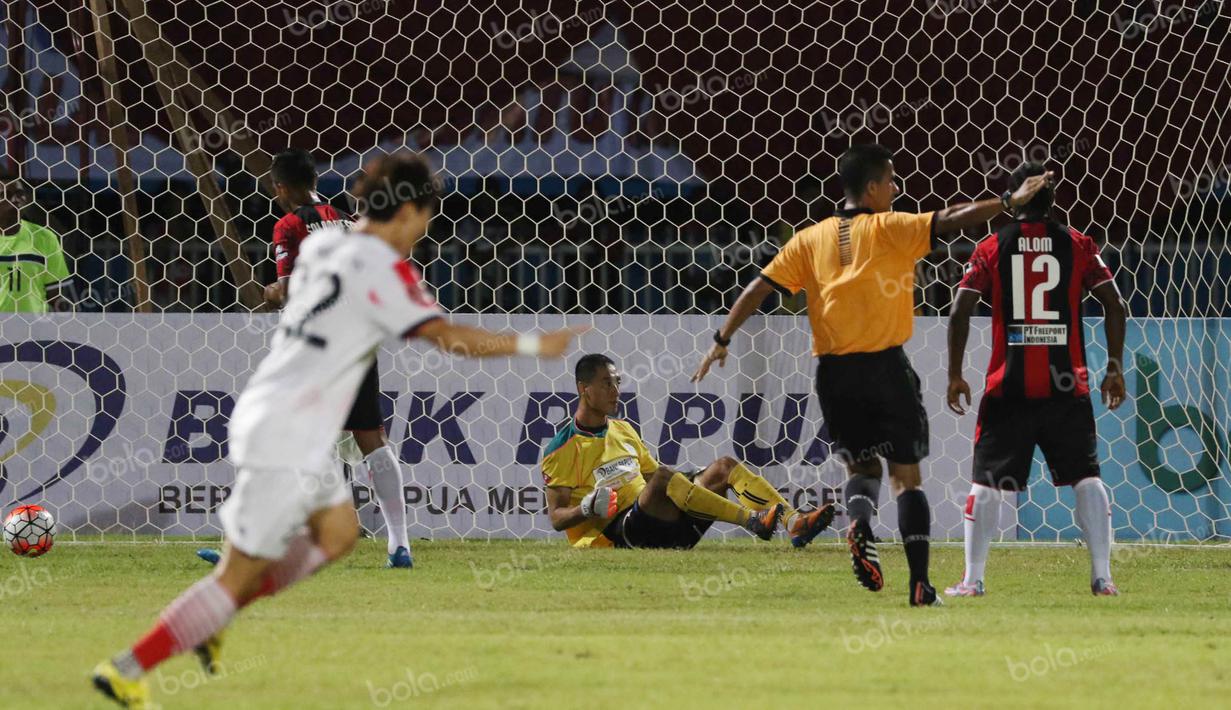 Proses terjadinya gol Persija yang dicetak Ade Jantra ke gawang Persipura pada laga Torabika Soccer Championship 2016 di Stadion Mandala, Jayapura, Jumat (29/4/2016). (Bola.com/Nicklas Hanoatubun)