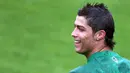 Cristiano Ronaldo tersenyum saat latihan bersama Timnas Portugal jelang laga Piala Eropa 2008. (AFP/Francisco Leong)