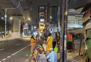 tuna wisma di Jalan Panglima Polim menunggu kedatangan sosok Pak Haji yang membagi uang. (Liputan6.com/Rifqy Alief Abbiya)