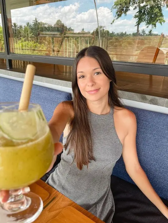 Stefan mengucapkan selamat dan mengucap doa untuk Ria. Ia mengingatkan sang pacar jika dirinya punya hati yang baik. [Instagram @ria.travelwithmeri]