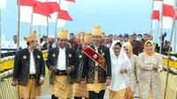 Presiden Jokowi pada Puncak Budaya Maritim Pesta Laut Mappanretasi 2017 di Pantai Pegagan, Tanah Bumbu, Kalimantan Selatan, Minggu (7/5/2017). (Biro Pers Istana)