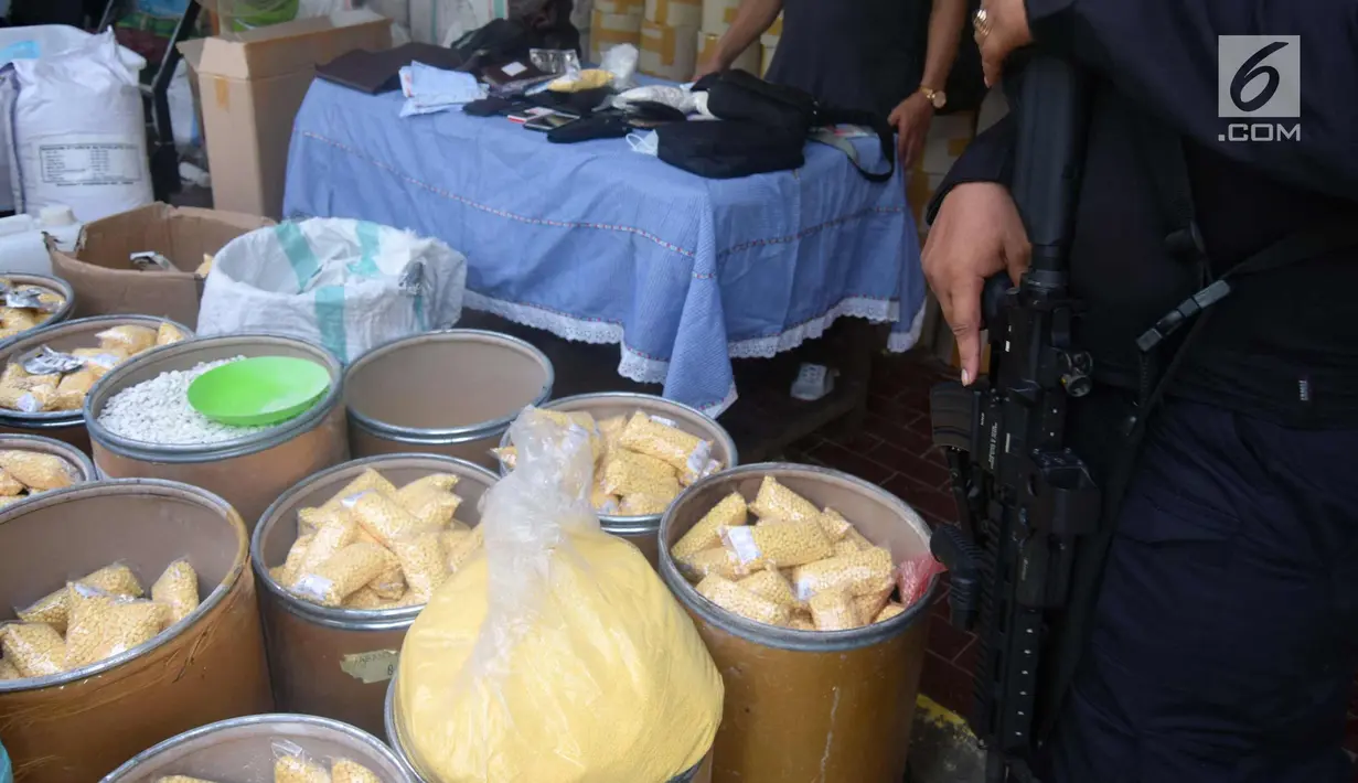 Barang bukti ditunjukkan saat pengungkapan kasus pabrik pil terlarang jenis Paracetamol Caffein Carisoprodol (PCC) di Semarang, Jawa Tengah, Senin (4/12). Selain meringkus dua tersangka utama, BNN menyita 13 juta butir pil PCC. (Liputan6.com/Gholib)