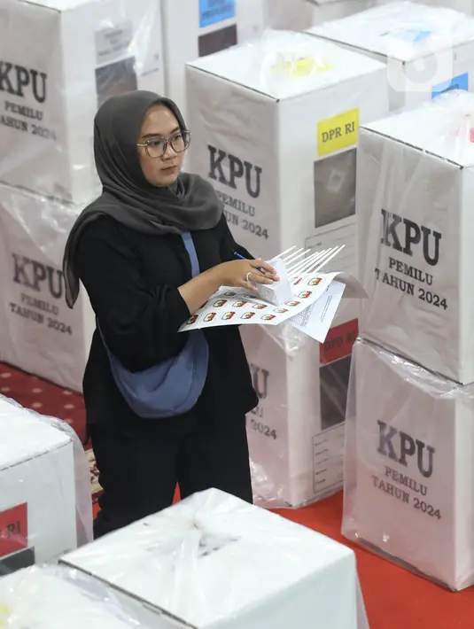 KPU Jakarta Pusat mulai mendistribusikan kotak suara beserta logistik Pemilu 2024. (merdeka.com/Imam Buhori)