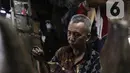 Pekerja menyelesaikan pembuatan sepatu di industri rumahan daerah Kuningan, Jakarta Selatan, Jumat (22/1/2020). Pemerintah melalui Kementerian Koperasi dan Usaha Kecil dan Menengah terus berupaya mendorong pemulihan UMKM di tengah pandemi COVID-19. (Liputan6.com/Johan Tallo)