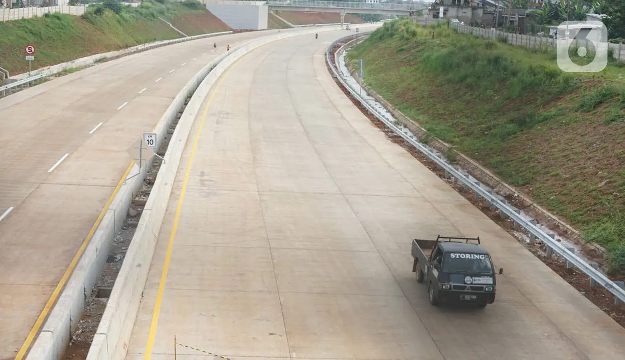 Suasana pembangunan proyek ruas tol Depok-Antasari untuk seksi II yang menghubungkan Jalan Brigif-Sawangan di kawasan Depok, Jawa Barat, Selasa (11/2/2020). Proyek sepanjang 6,3km tersebut ditargetkan beroperasi pada triwulan I-2020. (Liputan6.com/Immanuel Antonius)