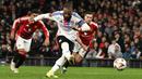Pemain Lyon, Alexandre Lacazette mencetak gol ke gawang Manchester United dalam laga lanjutan Liga Europa 2024/2025 di Old Trafford, Manchester, Inggris, Jumat (18/04/2025) dini hari WIB. (AFP/Oli Scarff)