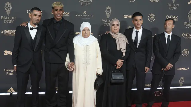 Lamine Yamal (kedua dari kiri) dan neneknya Fatima (ketiga dari kiri) saat hadir di seremoni Ballon d'Or 2025 di Theatre du Chatelet, Paris, Selasa (23/09/2025) dini hari WIB.