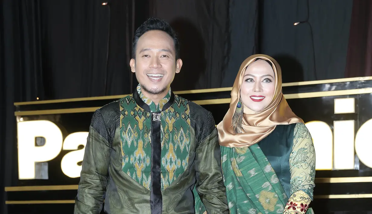 "Senang banget, istri juga dari kemarin tanya. Gue sih nggak mengharuskan, karena gue mau itu datang dari keinginan sendiri. Kita wajib mengingatkan, tapi nggak memaksakan," ujar Denny Cagur, Jumat (14/10/2016) malam. (Galih W. Satria/Bintang.com)