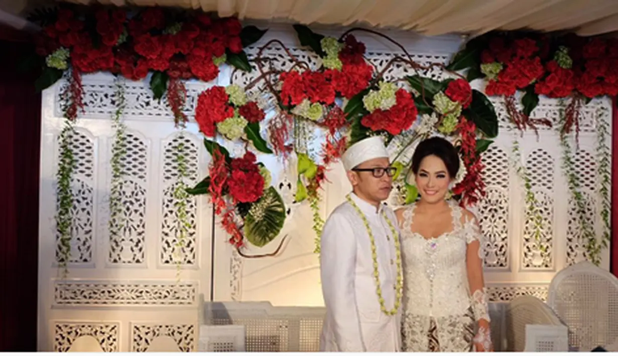 "Mas kawin berlian, cincin emas, anting berlian. 13,7 gram. Artinya gak ada arti sih," imbuh Jenny. (Instagram/@jennycortez_dj)