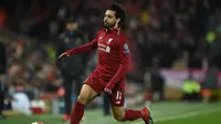 Aksi Mohamed Salah pada leg 1, babak 16 besar Liga Champions yang berlangsung di stadion Anfield, Liverpool, Rabu (20/2). Liverpool imbang 0-0 kontra Bayern Munchen. (AFP/Oli Scarff)