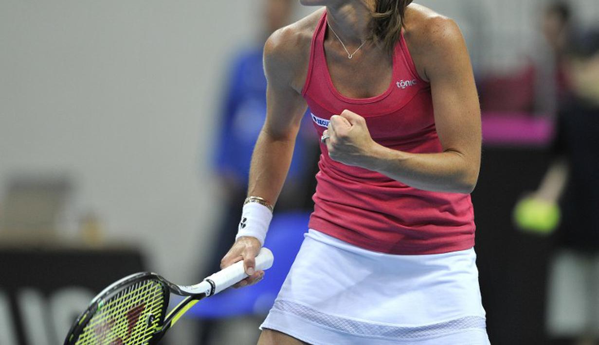 Martina Hingis bermain di tunggal putri melawan petenis Polandia, Urszula Radwanska di Zielona Gora, Polandia. Minggu (19/4). (AFP PHOTO/PIOTR HAWALEJ)