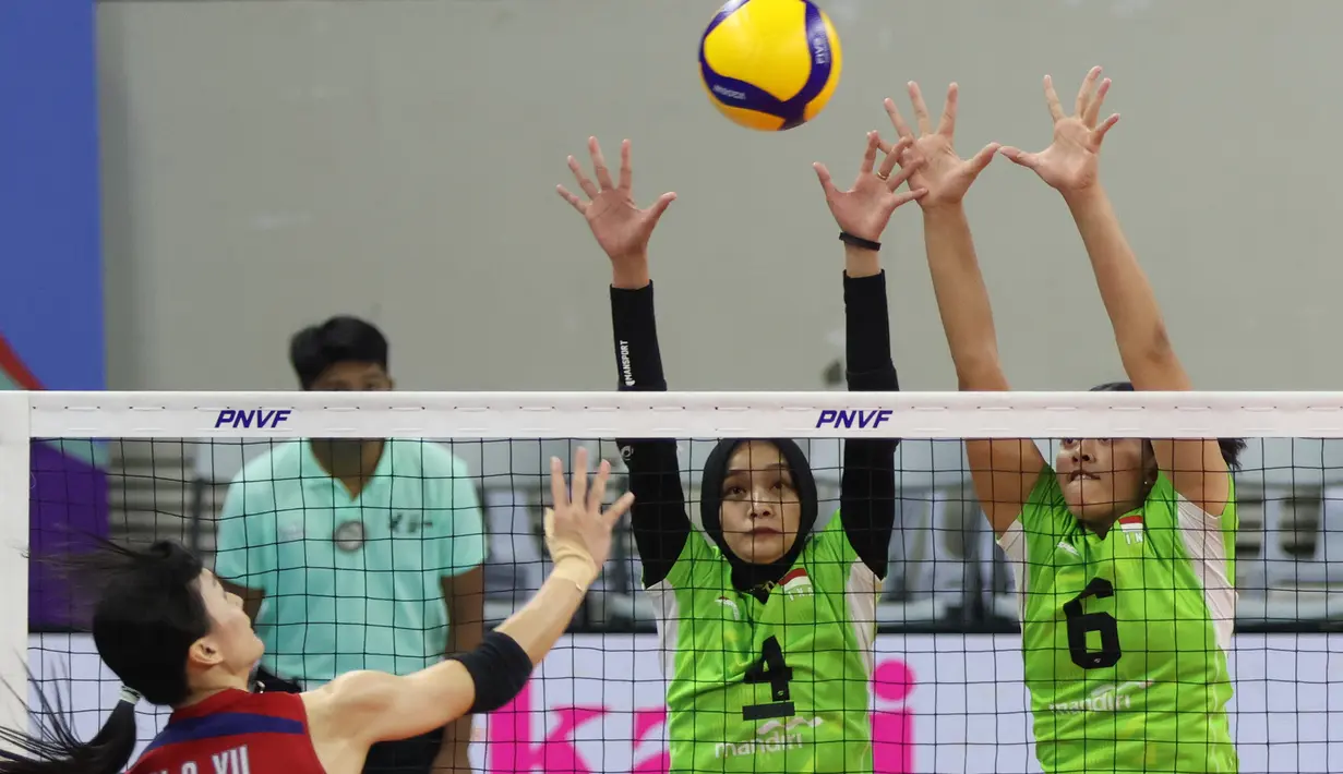 Pemain Timnas voli putri Hong Kong, Yu Ying Chi (kiri) melepaskan spike yang berusaha diblok dua pemain Indonesia, Geofanny Eka (kanan) dan Bela Sabrina pada laga perebutan tempat ketujuh AVC Challenge Cup 2024 di Rizal Memorial Coliseum, Manila, Filipina, Rabu (29/5/2024). Hong Kong kalah 0-3 (15-25, 19-25, 20-25). (Asian Volleyball Confederation)