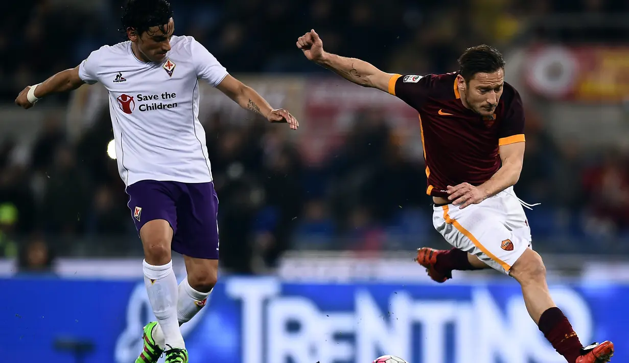 Pemain AS Roma, Francesco Totti (kanan), berebut bola dengan pemain Fiorentina, Tino Costa, pada laga Serie A Italia di Stadion Olimpico, Roma, Sabtu (5/3/2016) dini hari WIB. (AFP/Filippo Monteforte)