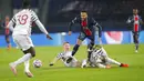 Penyerang PSG, Neymar, terjatuh saat dihadang pemain Manchester United pada laga Liga Champions di Stadion Parc des Princes, Rabu (21/20/2020). MU menang dengan skor 2-1. (AP/Michel Euler)