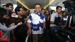 Cagub DKI Jakarta Anies Baswedan usai menjenguk Novel Baswedan di Rumah Sakit Mitra Keluarga Kelapa Gading, Jakarta, Selasa (11/4). Novel disiram air keras sepulang dari masjid usai salat subuh oleh orang tak dikenal. (Liputan6.com/Johan Tallo)