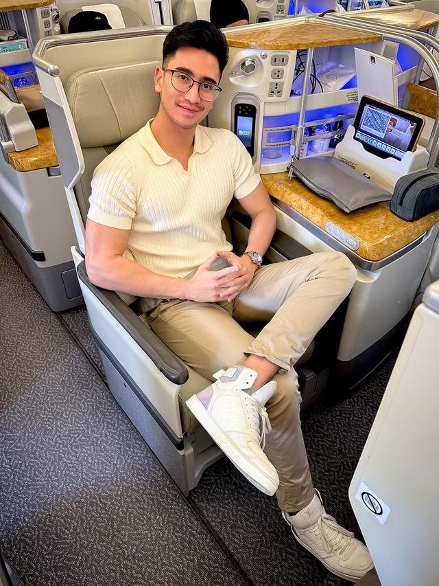 7 Potret Verrell Bramasta Tampil Makin Dewasa dengan Berkumis