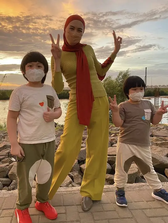 Dibalut busana warna hijau dan kerudung merah, Donita tetap mempertahankan body goalsnya. @donitabhubiy