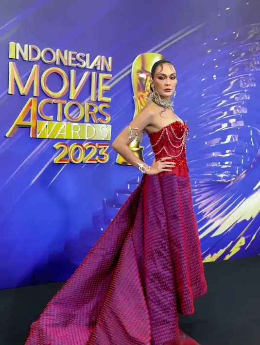 Luna Maya tampil menawan dengan gaun tube merah dengan rok flownya. Ia pun tampil dengan beberapa aksesori dari kalung hingga gelang-gelangnya. [@lunamaya]