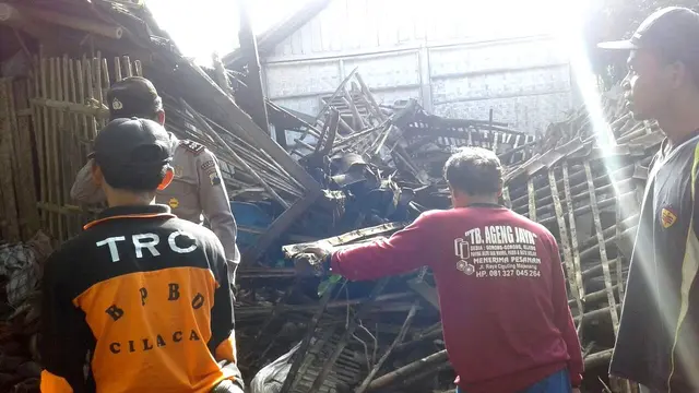 Puluhan rumah warga Cilacap rusak dan ambruk. (Foto: Liputan6.com/Muhamad Ridlo)