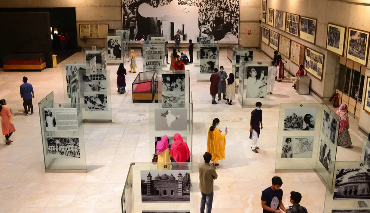 Warga Bangladesh mengunjungi Museum Kemerdekaan saat perayaan 50 tahun kemenangan atas Pakistan pada sebuah acara di Dhaka, Bangladesh, 16 Desember 2021. Pada 16 Desember 1971, tentara Pakistan menyerah kepada pasukan gabungan India-Bangladesh. (AP Photo/Mahmud Hossain Opu)
