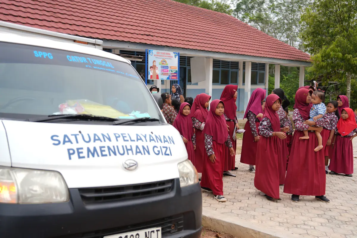 Menerjang Lumpur Pedalaman Sumsel, Lelah Sopir MBG Terbayar Senyum Anak-anak
