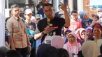 Calon Gubernur DKI Jakarta nomor urut 2, Dharma Pongrekun saat berkampanye dengan datang langsung menemui warga di sekitar Kawasan Jalan Rawa Bambu RT 009/RW 06 Pasar Minggu, Jakarta, Rabu (6/11/2024). (Liputan6.com/Herman Zakharia)