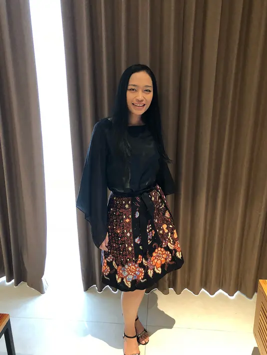 Tya Subiakto membuat publik gempar setelah dirinya menanggalkan hijabnya. Ia memutuskan melepas hijabnya setelah sang ayah menikah lagi. (Foto: instagram.com/subiakto_tya)