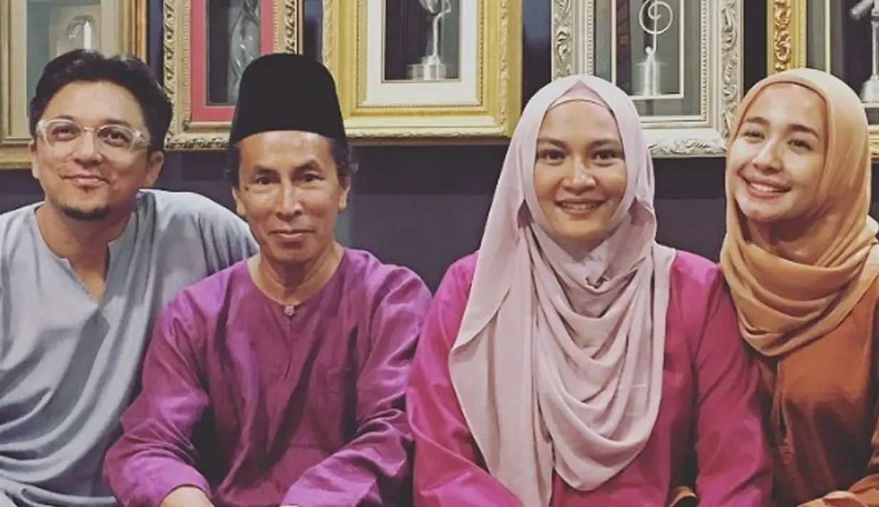 Pasangan Laudya Cynthia Bella dan Engku Emran berfoto bersama dengan Amy Search dan istrinya di Malaysia. Laudya Cynthia Bella diketahui tengah menjalin hubungan dengan seorang pria asal Malaysia yang bernama Engku Emran. (instagram.com/aku.amysearch)