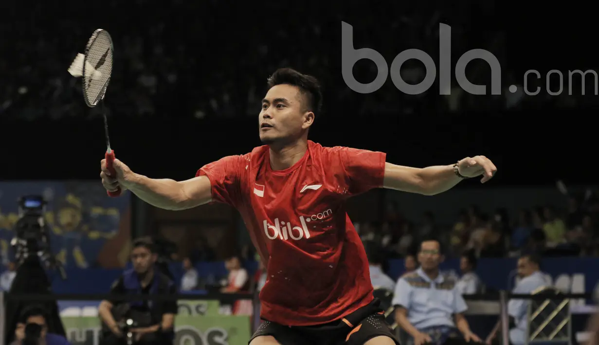 Pebulutangksi Indonesia Tontowi Ahmad mengahadapi pasangan Korea, Kim Dukyoung/Kim Ha Na di Indonesia Open 2017 di JCC, Selasa (13/6/2017). Ganda Campuran Indonesia itu menang dengan skor 19-21, 21-19, dan 21-18. (Bola.com/M Iqbal Ichsan)