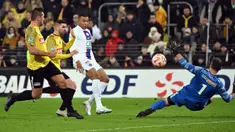 Pemain PSG, Kylian Mbappe (tengah) mencetak gol ke gawang US Pays de Cassel pada laga babak 32 besar Coupe de France 2022/2023 di Stade Bollaert-Delelis, Selasa (24/1/2023) dini hari WIB. Paris Saint-Germain sukses menutup laga dengan kemenangan 7-0. (AFP/Francois Lo Presti)
